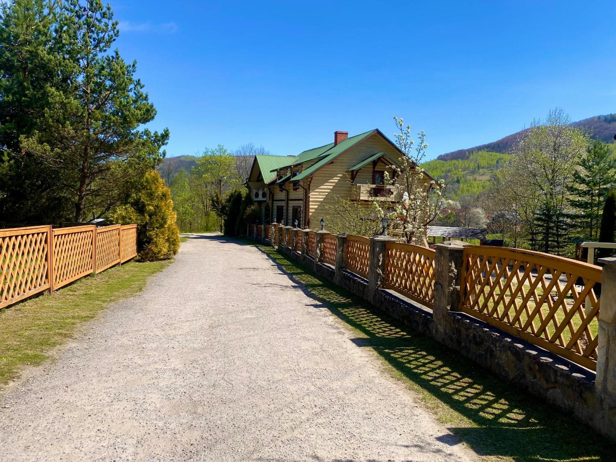 Family Hotel Yaremche Exterior photo